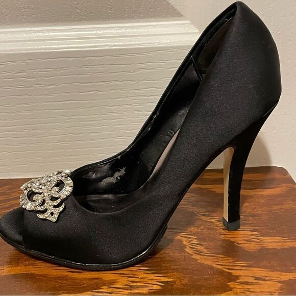 RSVP Dressy Closed Toe Pump Heels Black With Rhinestone Detail on Toe Size 5.5 - Picture 5 of 15